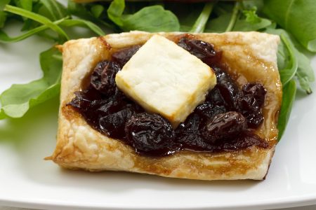 Caramelised onion and raisins tartlets with feta cheese